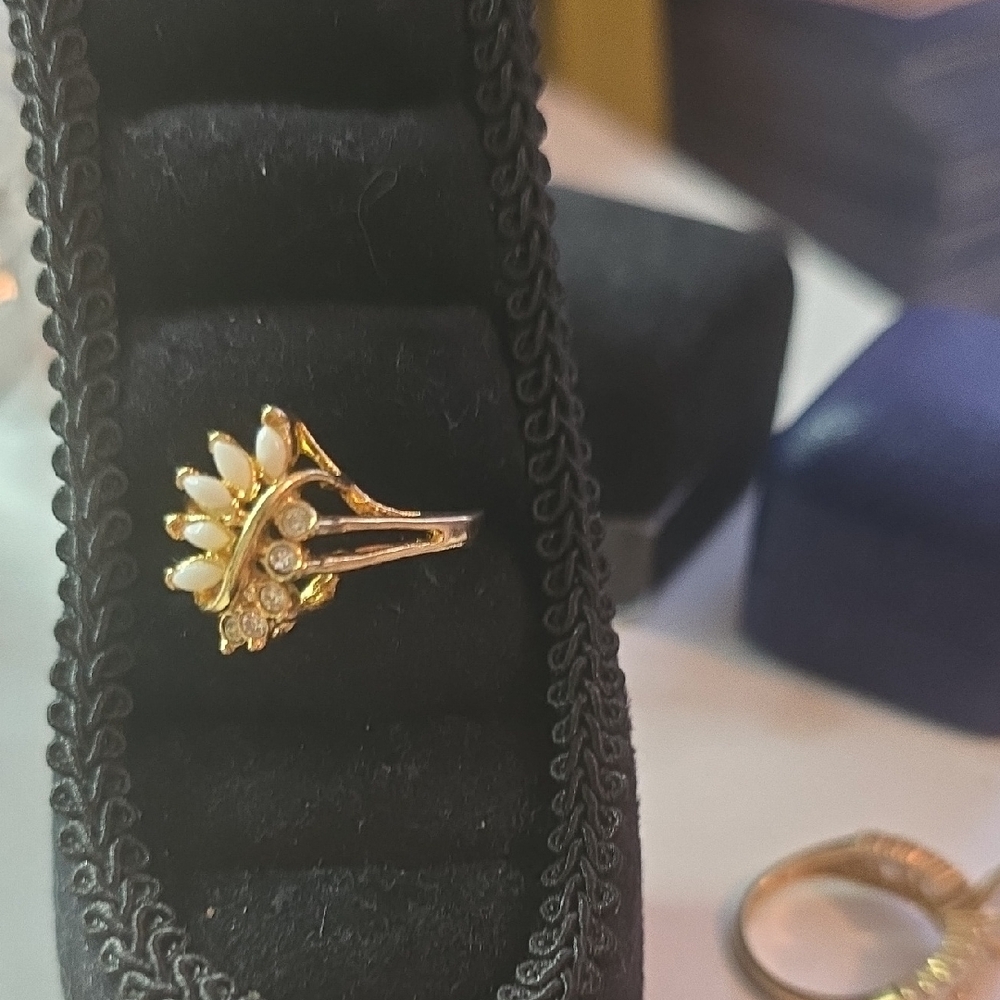 Elegant Gold and White Women's Ring